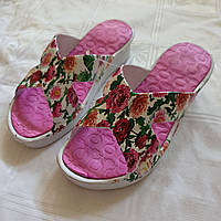 Шльопанці жіночі біло-рожеві з трояндами, розміри в описі
