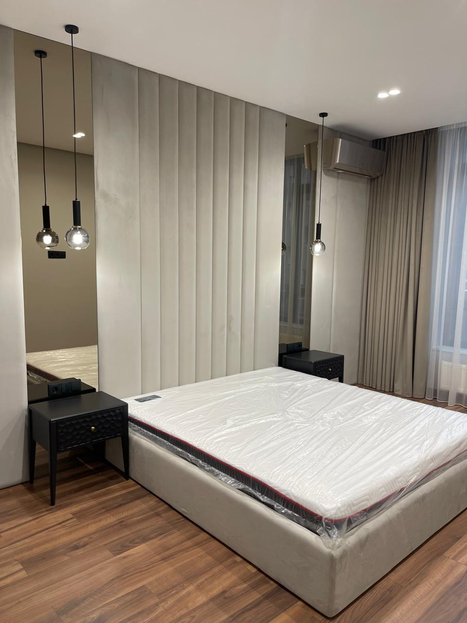 Мʼяка панель і ліжко