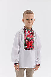 Біла вишиванка на хлопчика зі стійкою з вишивкою орнаменту в червоно-чорному кольорі