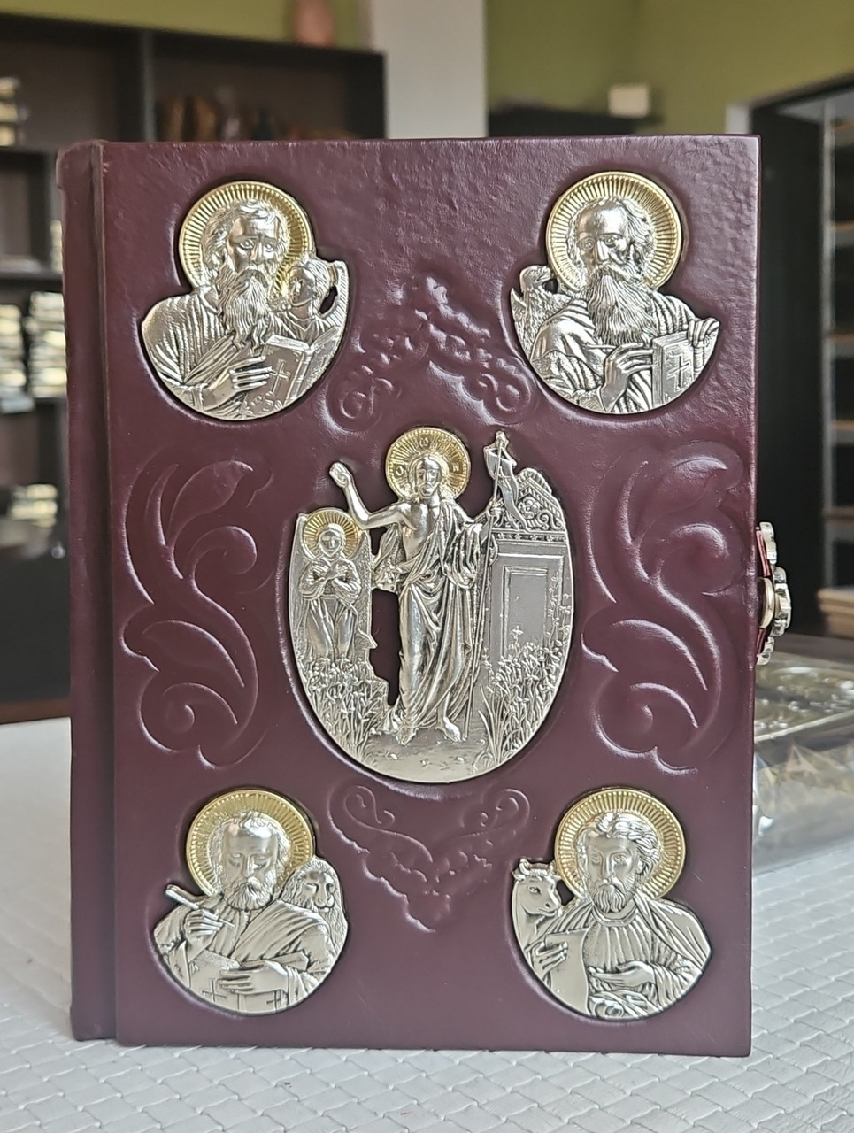 Книга Святе Євангеліє требне, оклад шкіра, українською мовою, накладки сербські сріблення,1застібка ,розмір книги 15*20., фото 1