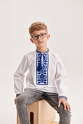 Біла вишиванка на хлопчика з вишивкою орнаменту на грудях у синьому кольорі