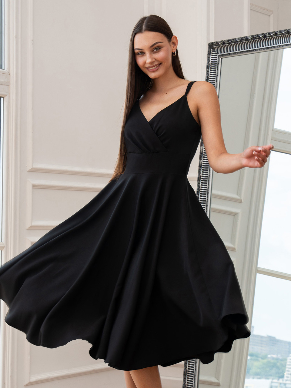 Елегантне жіноче плаття-міді Daniel  з бретелями, V-вирізом та розкльошеною спідницею, чорне, фото 1