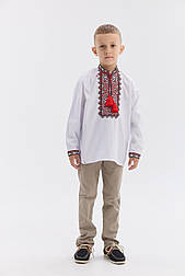 Стильна біла вишиванка на хлопчика з вишивкою орнаменту на грудях у червоному кольорі