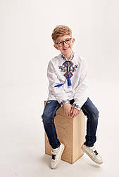 Модна біла вишиванка на хлопчика з вишивкою на грудях орнамент