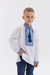 Модна біла вишиванка на хлопчика з синьою вишивкою на грудях орнамент