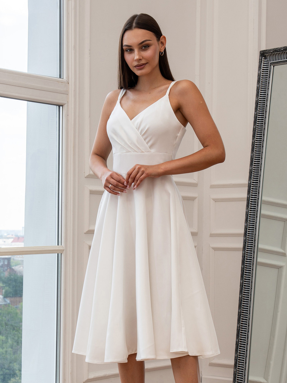 Елегантне жіноче плаття-міді Daniel  з бретелями, V-вирізом та розкльошеною спідницею, молочно-біле, фото 1