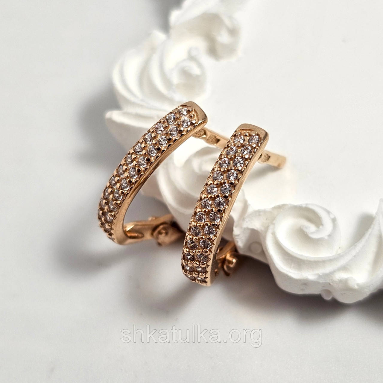 Сережки золоті з доріжками фіанітів білого кольору