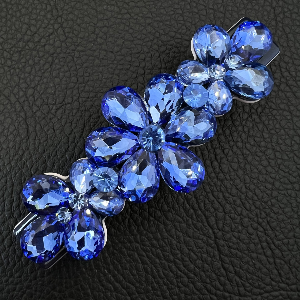 Шпилька автомат для волосся французький пластик квіточки із синіми кристалами розмір 9 см висота 3 см