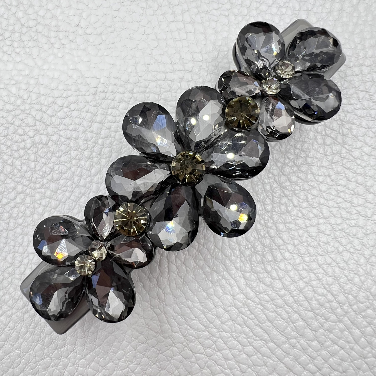 Шпилька автомат для волосся — французький пластик квіточки із сірими кристалами розмір 9 см висота 3 см