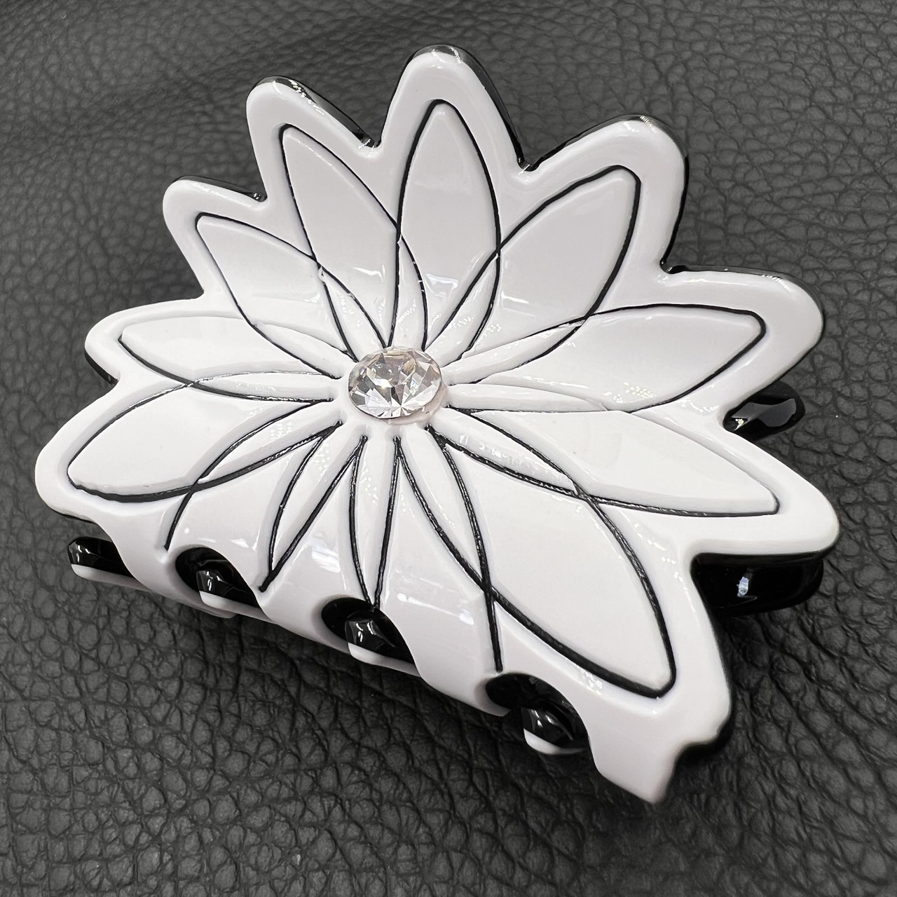 Краб для волосся міцний французький пластик квіточок білого кольору зі стразиком довжина 5.5 см висота 3.5 см