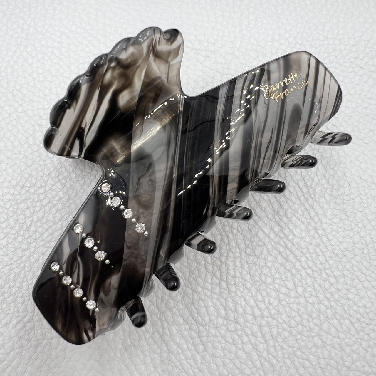 Краб для волосся міцний французький пластик сіро чорного кольору з камінчиками та написом довжина 9.5 см висота 4.5 см