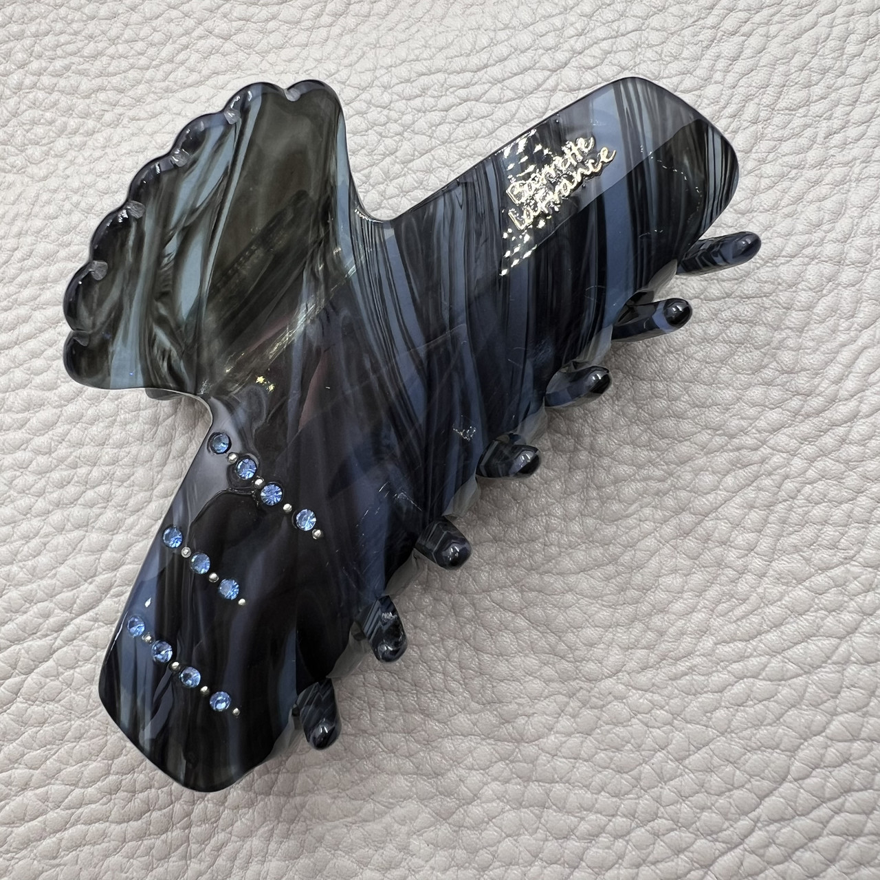 Краб для волосся міцний французький пластик чорного синього кольору в стразах із написом довжина 9.5 см висота 4.5 см