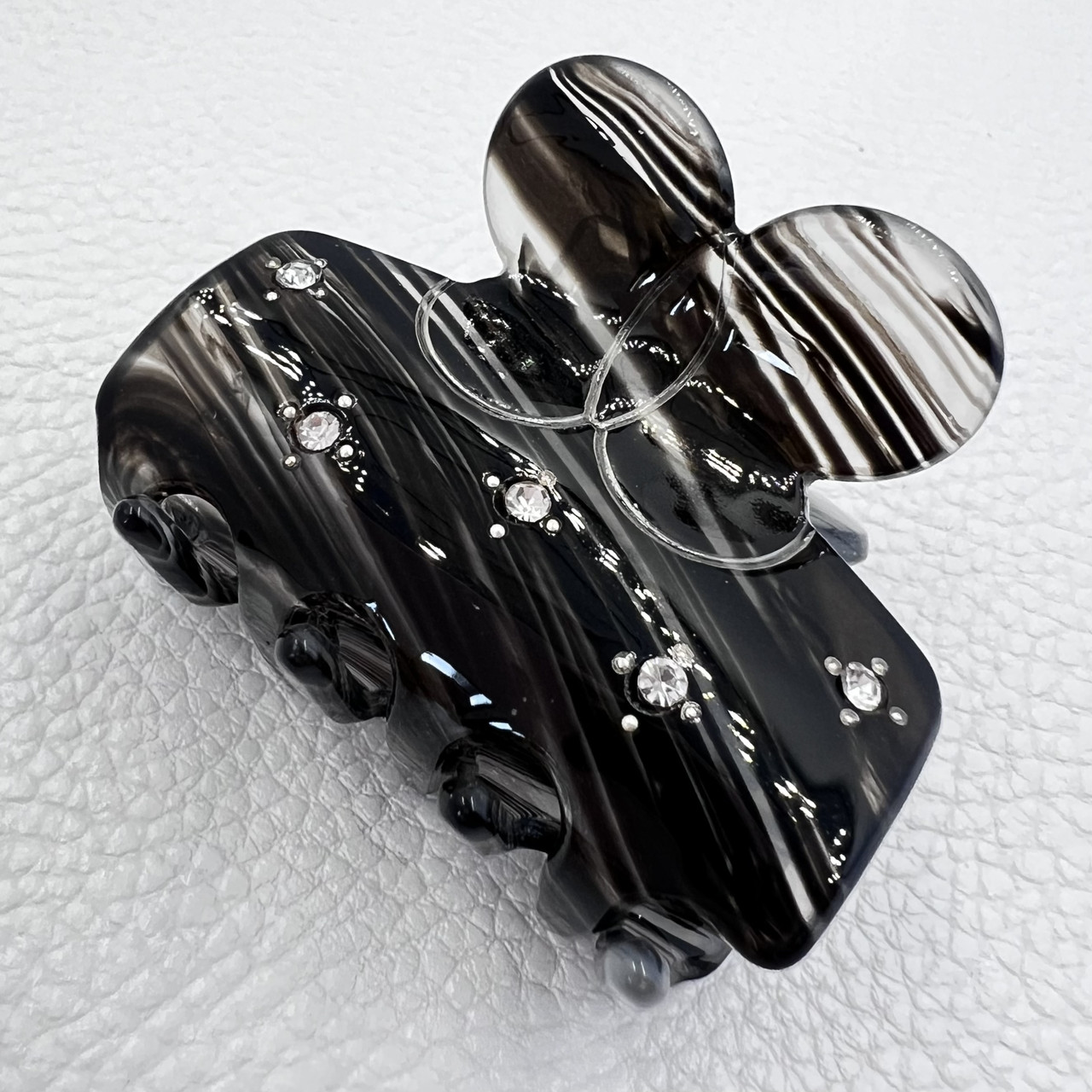 Краб для волосся міцний французький пластик чорно-білий кольору з білими стразами довжина 5 см висота 4 см