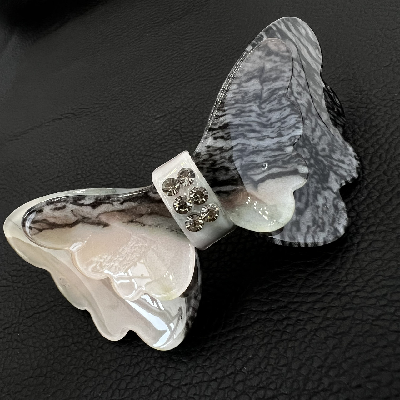 Шпилька автомат для волосся елегантний бантик двоколірна із сірими кристалами довжина 10.5 см висота 5 см