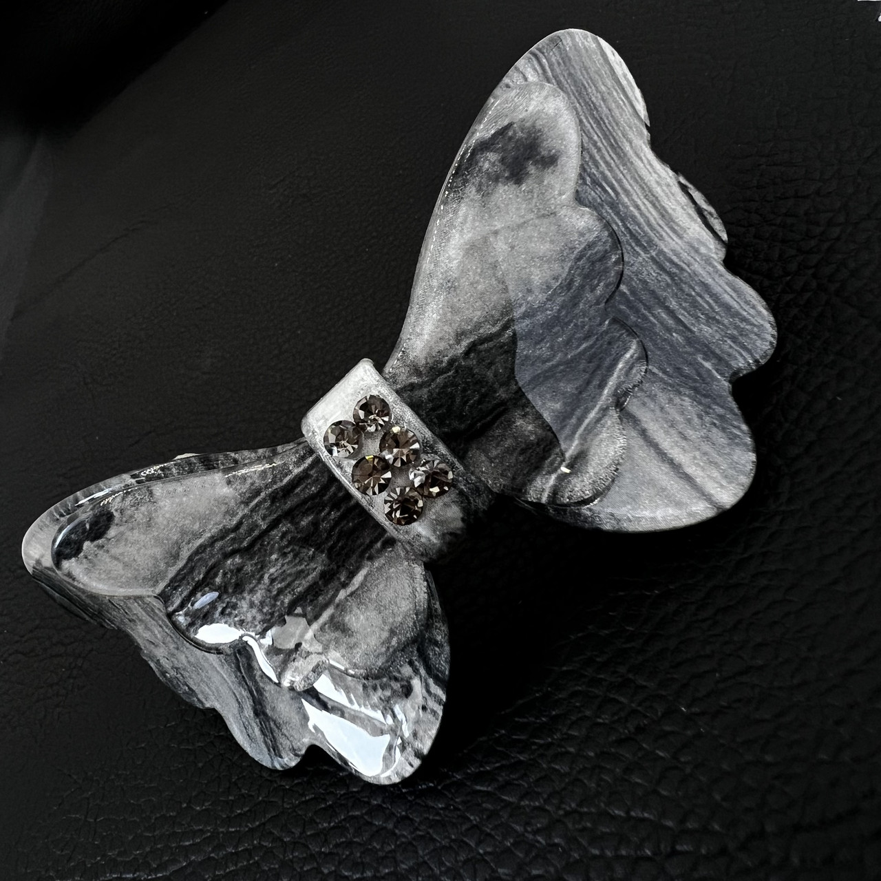 Шпилька автомат для волосся елегантний бантик двоколірний із сірими кристалами довжина 10.5 см висота 5 см