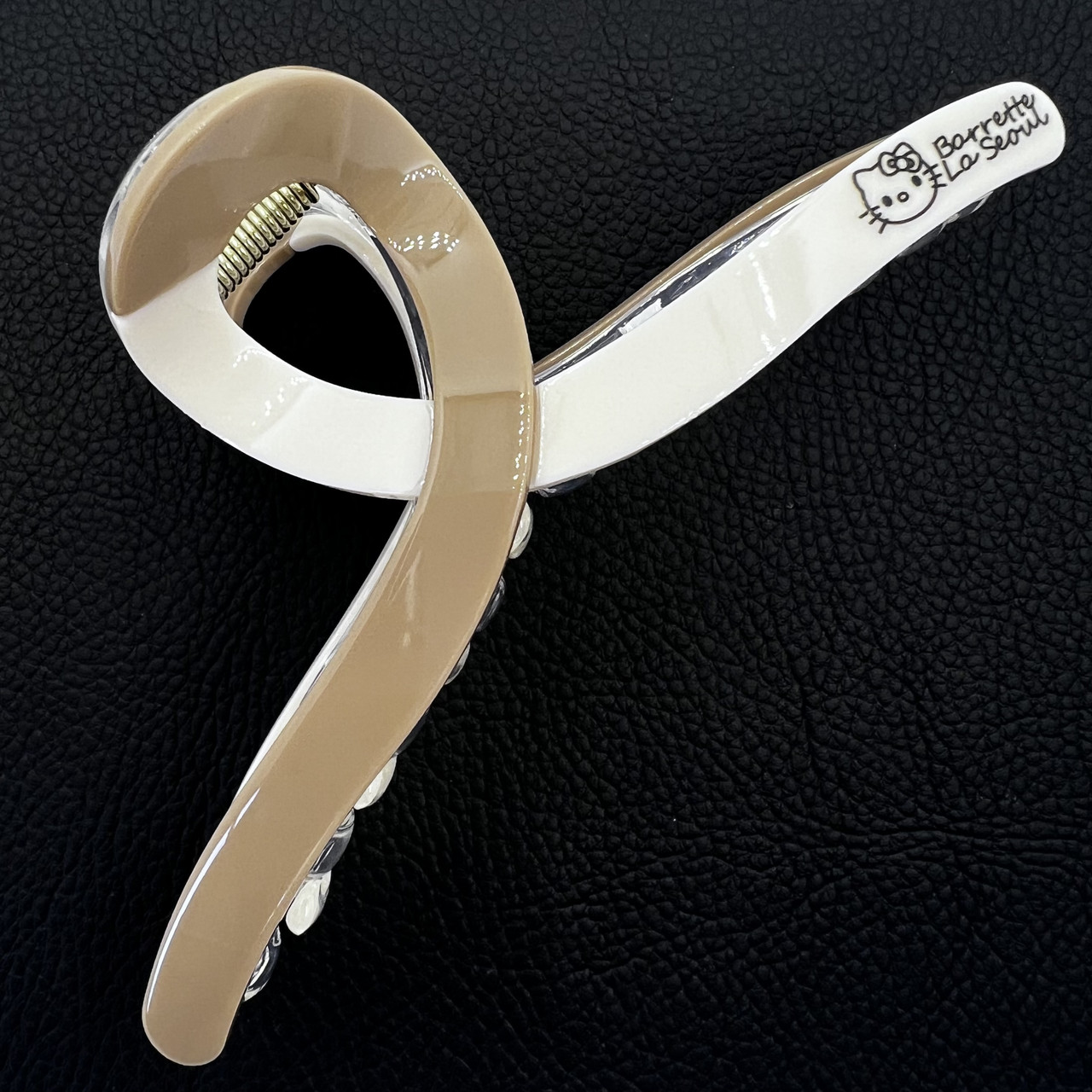 Краб для волосся французький пластик глянсовий двоколірний молочно-бежевого кольору довжина 6 см ширина 13 см