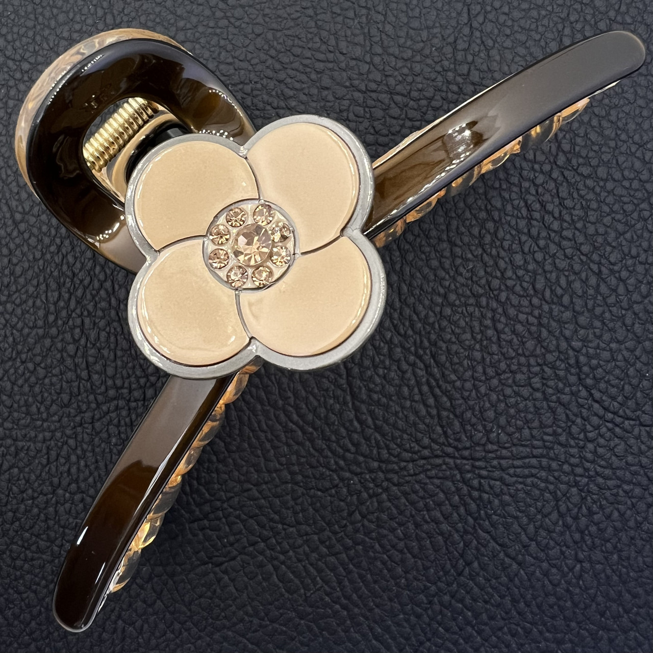 Краб для волосся пластик пвх глянсовий із квіточкою в стразах коричнево бежевого кольору довжина 4 см ширина 11 см