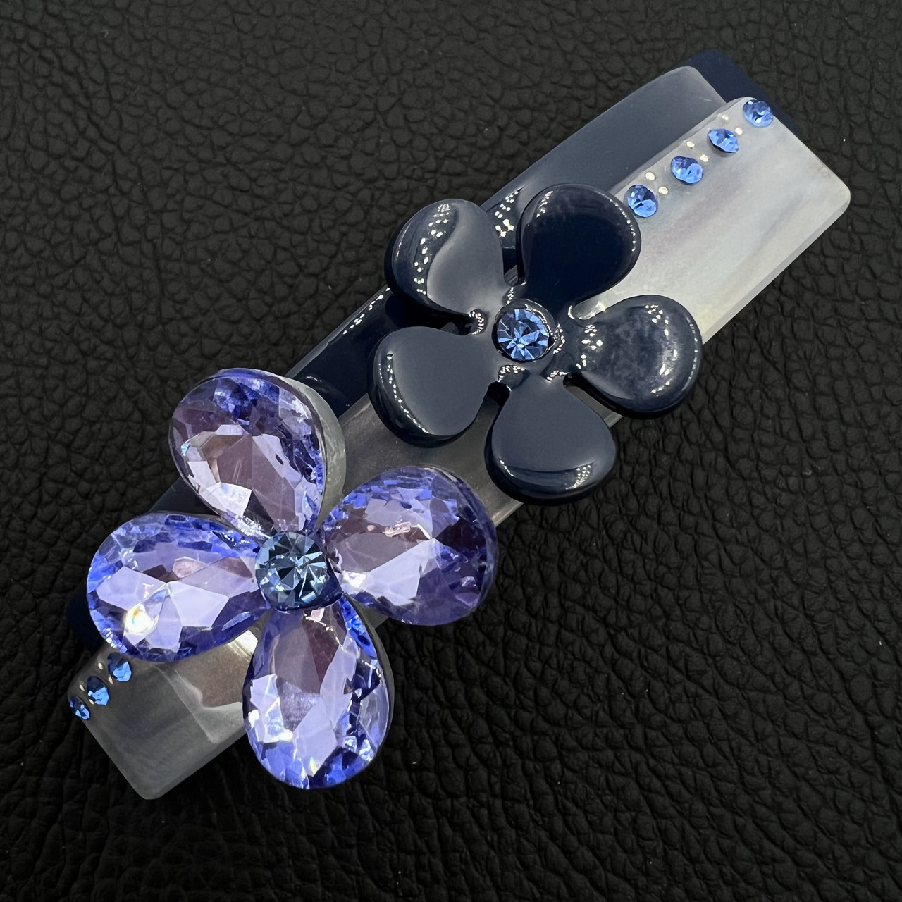 Шпилька автомат пВх для волосся з квітами та стразами синього відтінку довжина 9 см висота 2.5 см