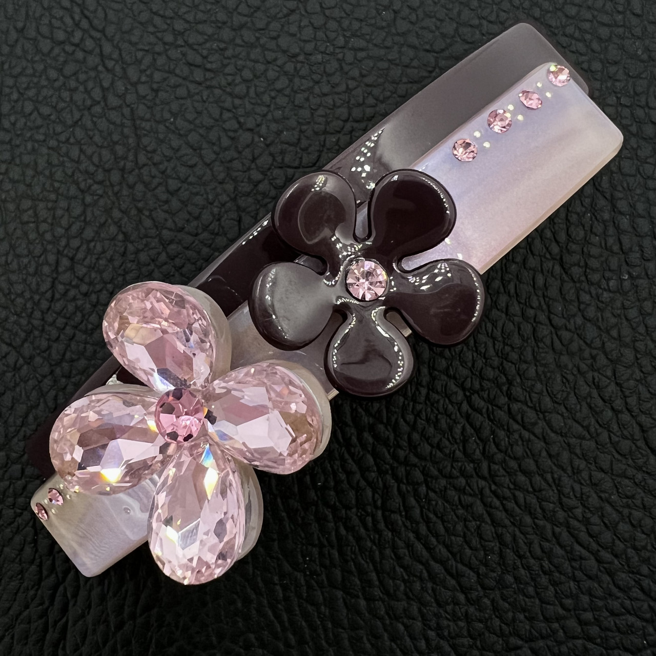 Шпилька автомат пВх для волосся з квітами та стразами рожевого бузкового відтінку довжина 9 см висота 2.5 см