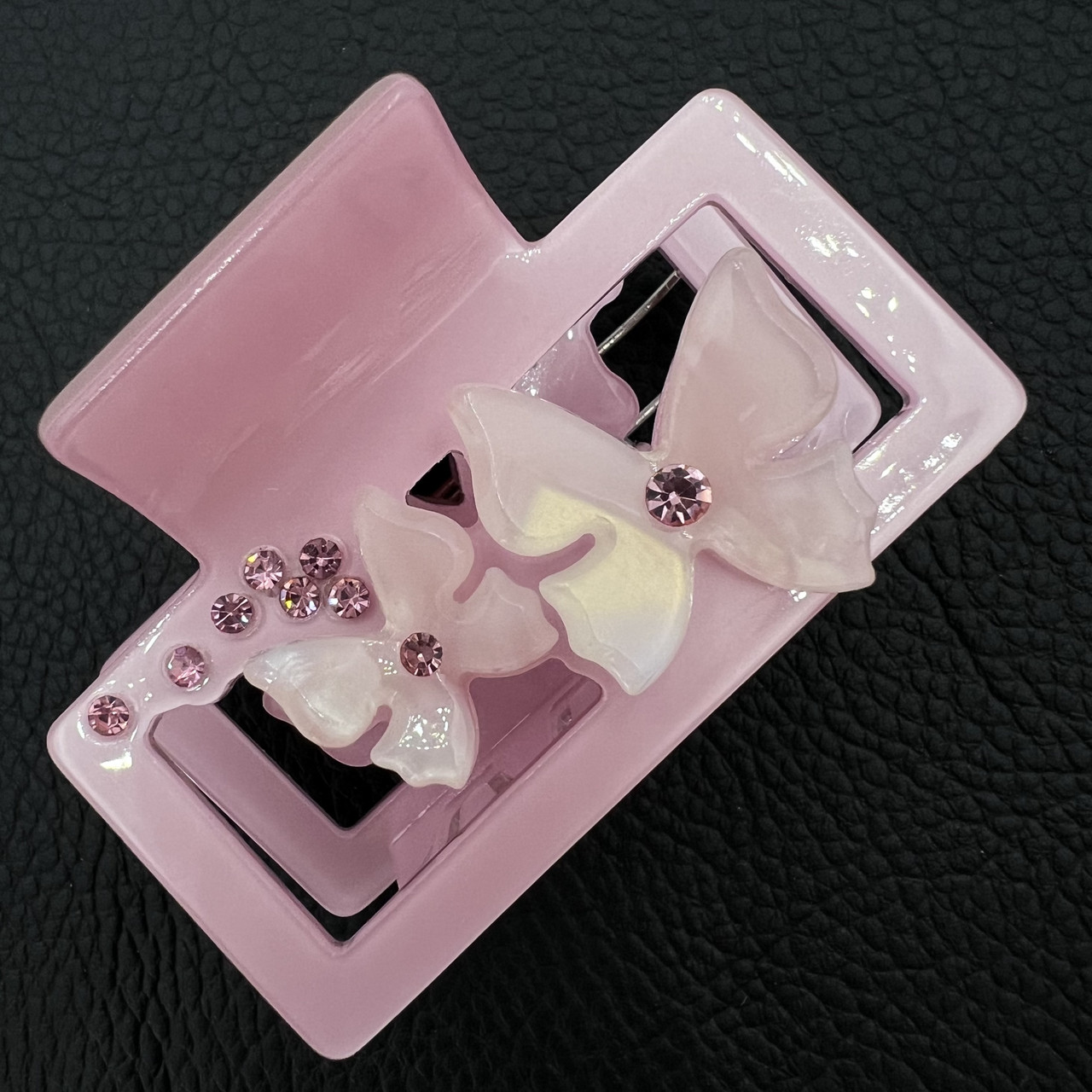 Краб для волосcя пластик пвх глянсовий з метеликами в стразах ніжно рожевого кольору довжина 4 см ширина 6 см