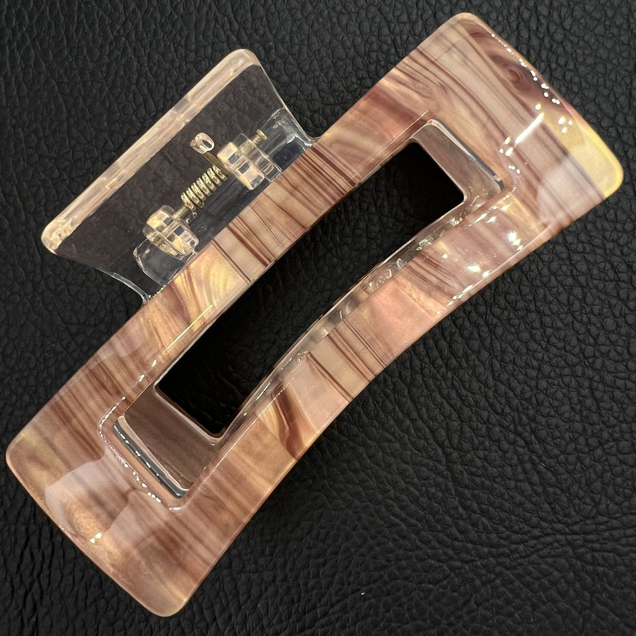 Краб для волосcя акрил глянсовий с визирунками карамельного кольору довжина 4 см ширина 8.5 см