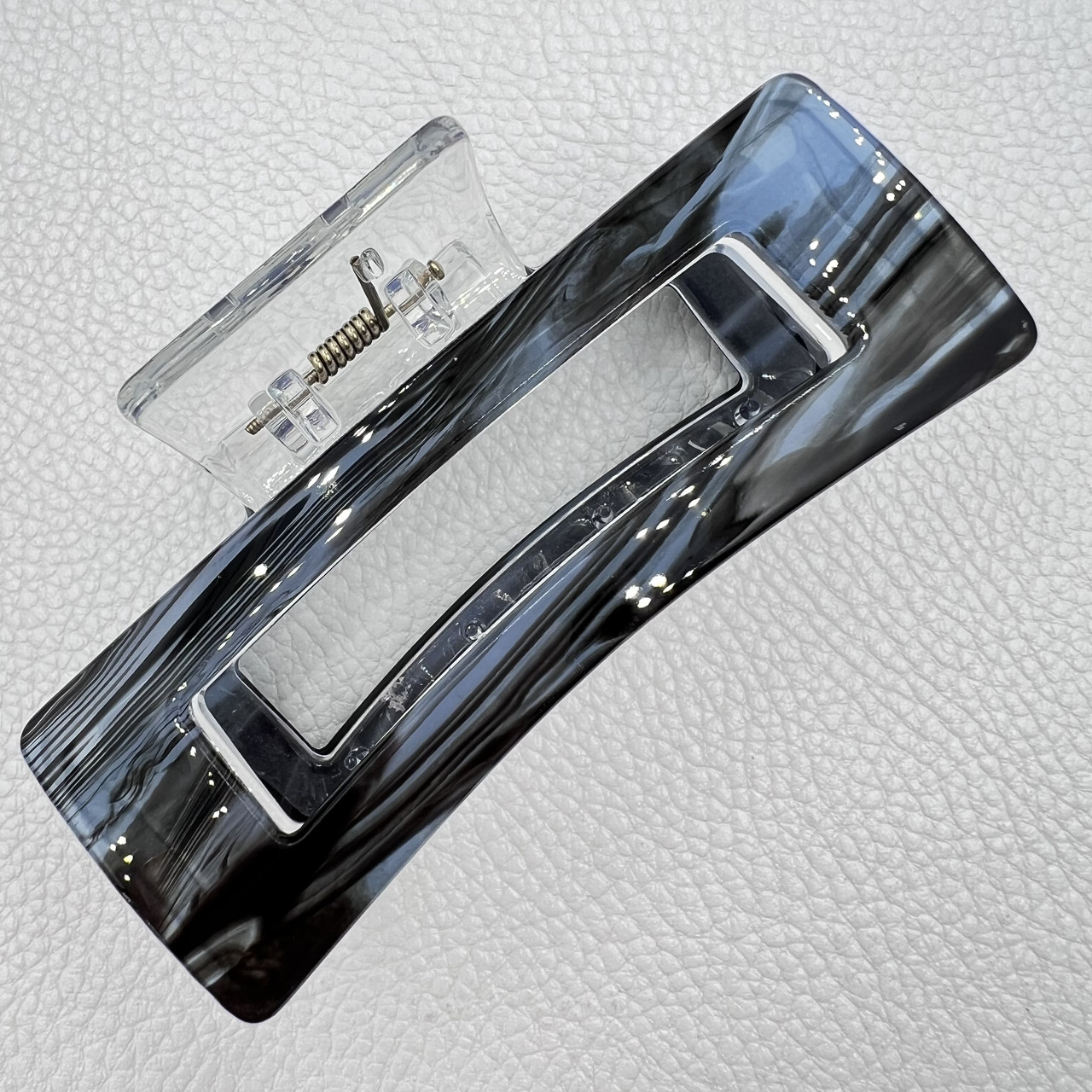 Краб для волосcя акрил глянсовий с визерунками чорно синего кольору довжина 4 см ширина 8.5 см