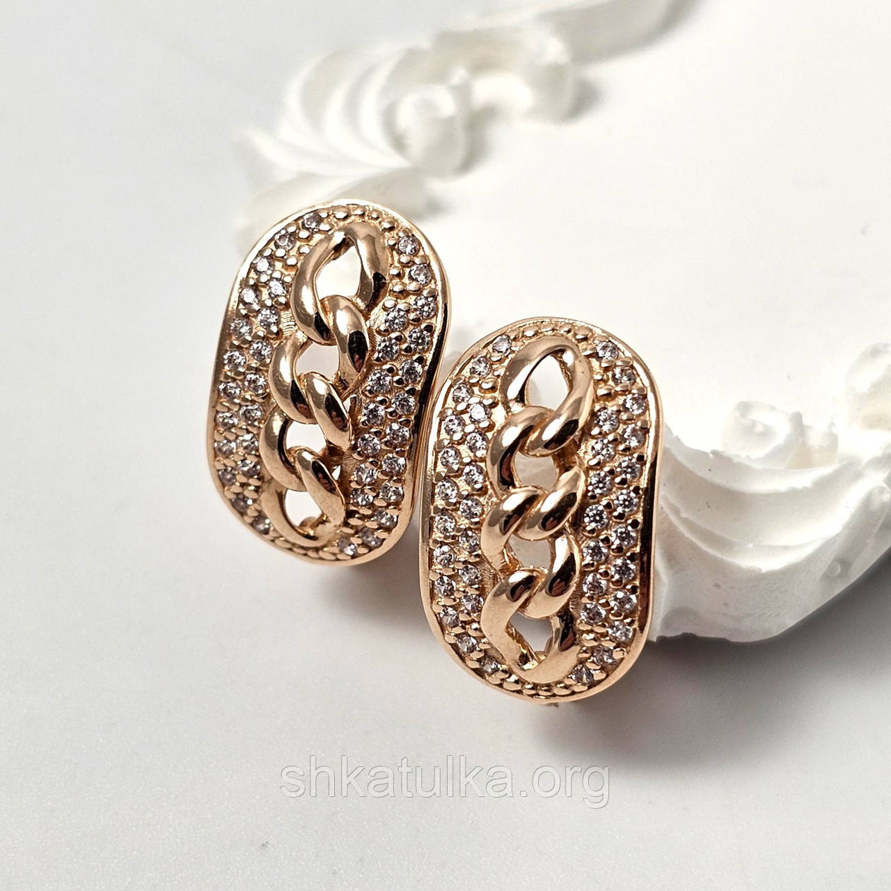 Золоті сережки з орнаментом ланцюжком і фіанітами