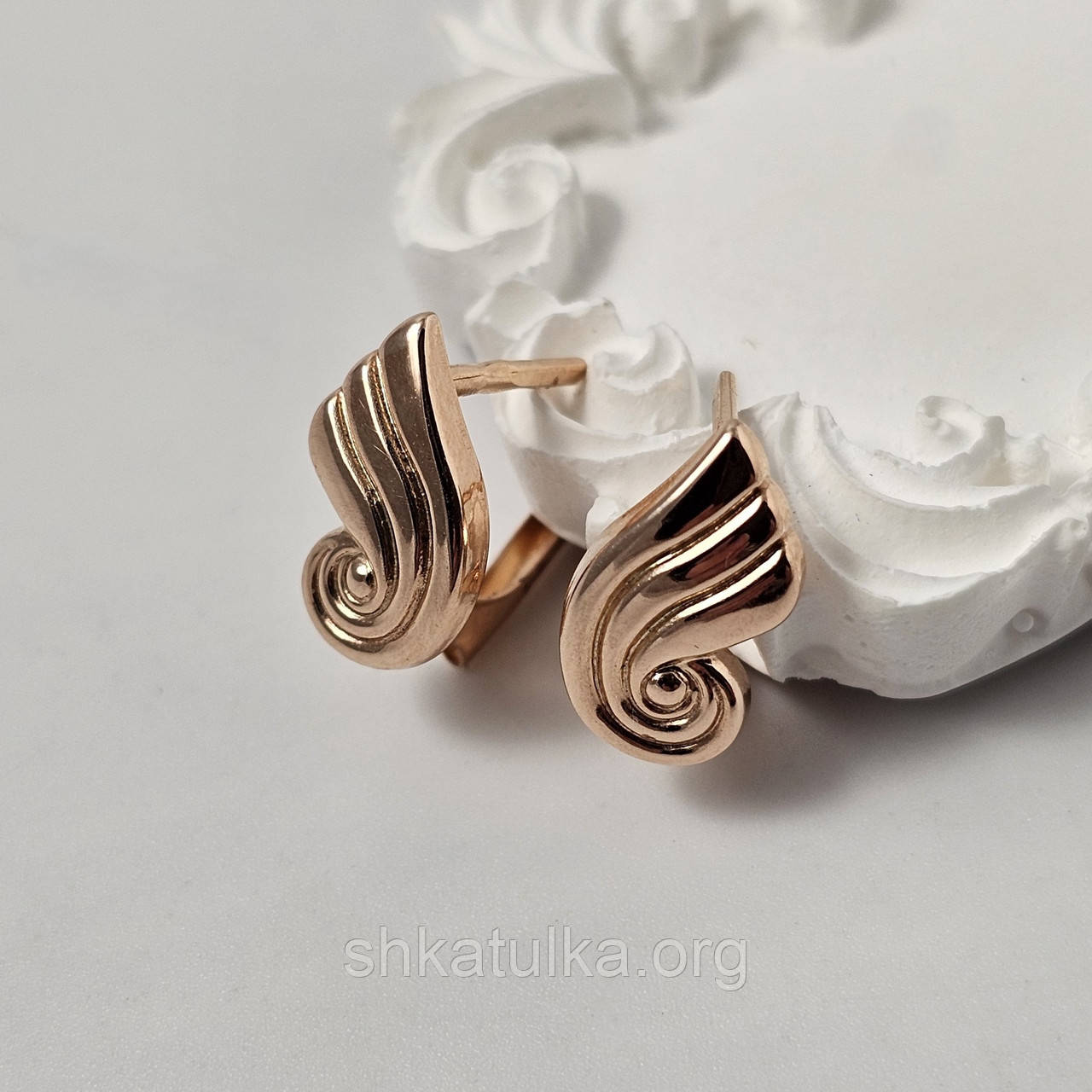 Золоті сережки у вигляді мушлі без каменів