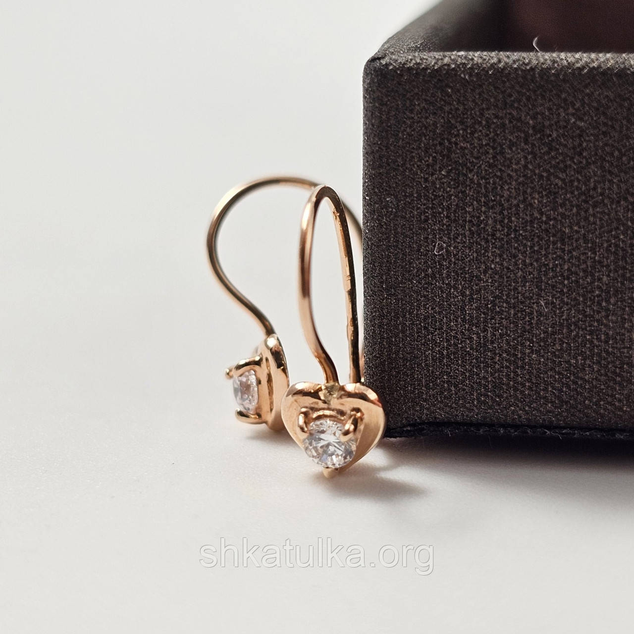 Золоті сережки сердечка з білим каменем фіанітом