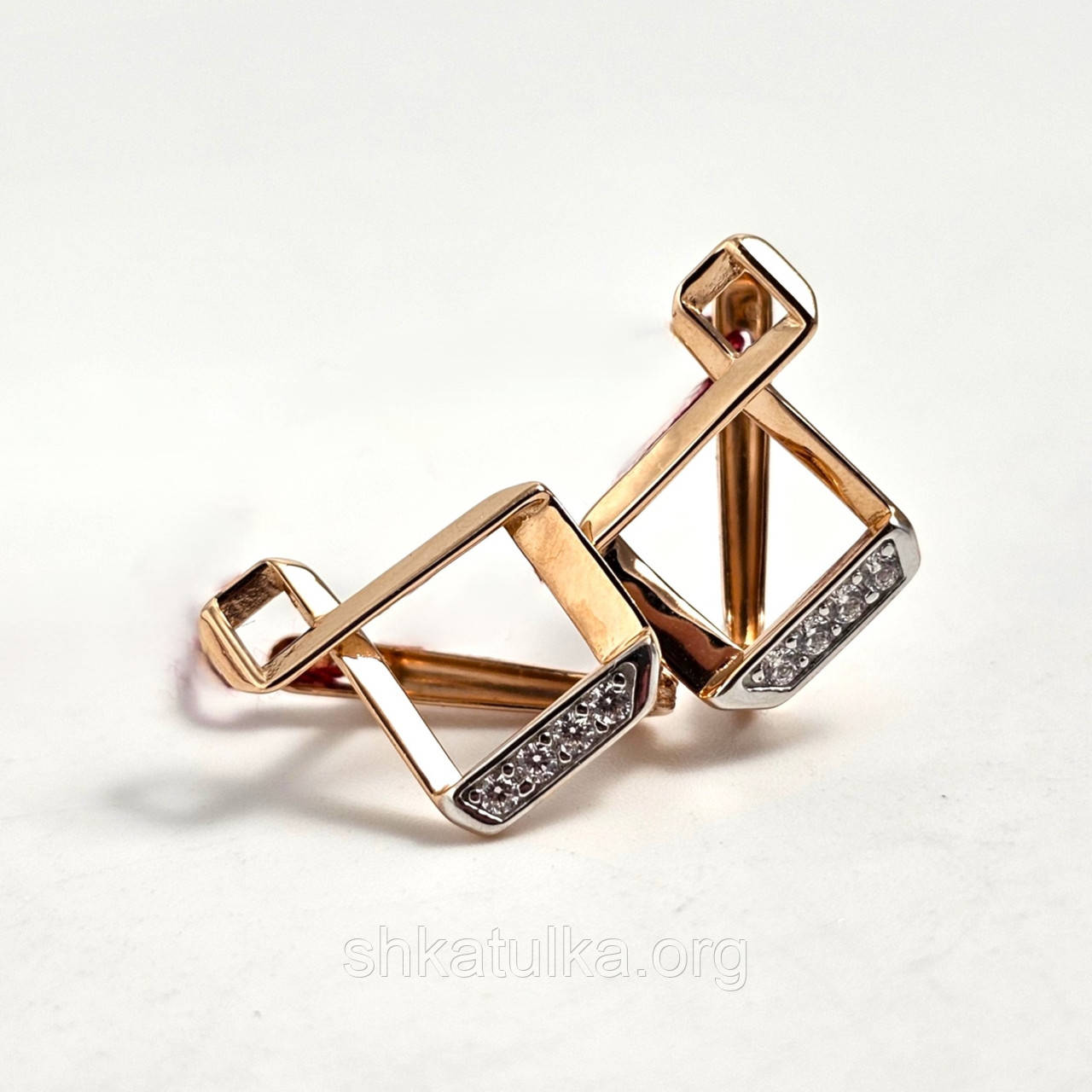 Сережки з комбінованого золота ромби з фіанітами