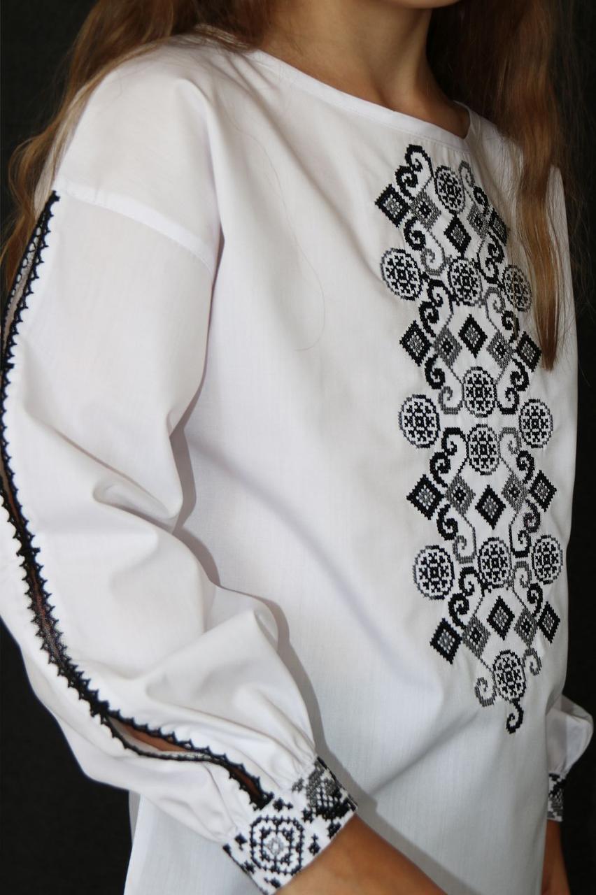 Вишиванка блуза для дівчинки Кароліна білого кольору з чорно-сірим орнаментом тканина поплін. Розміри 140-170