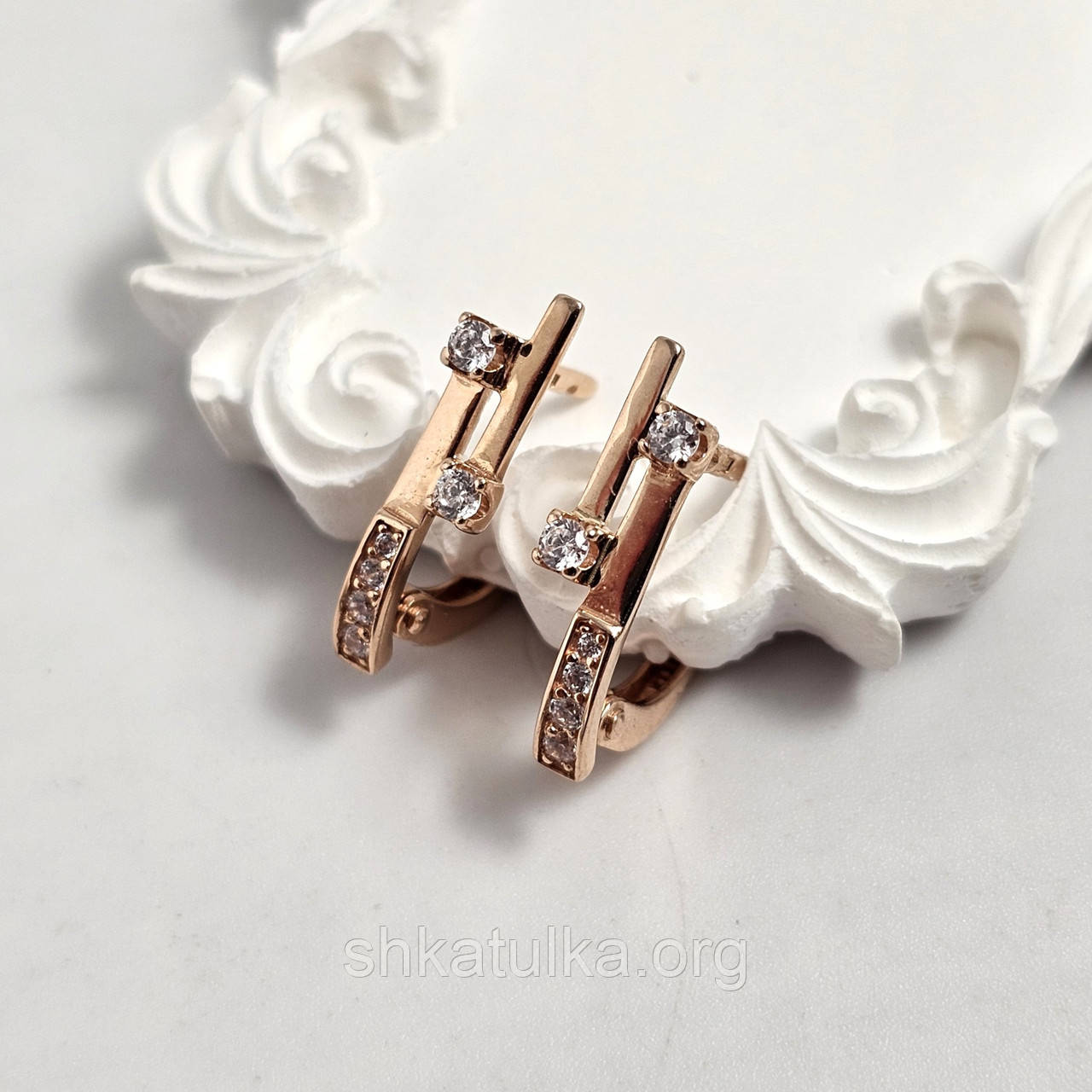 Сережки золоті з фіанітами білого кольору різного розміру, фото 1