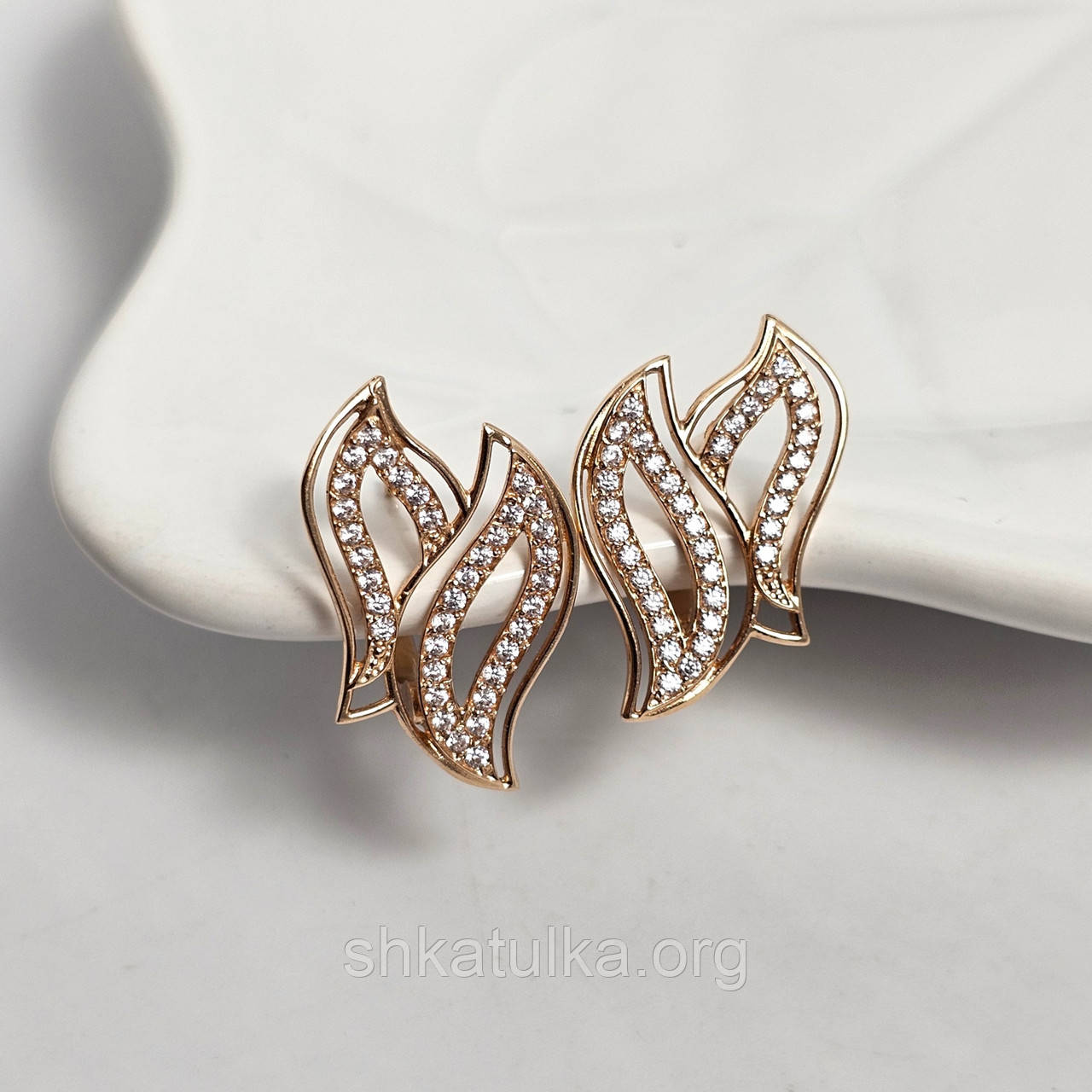 Золоті сережки з розсипом фіанітів білого кольору