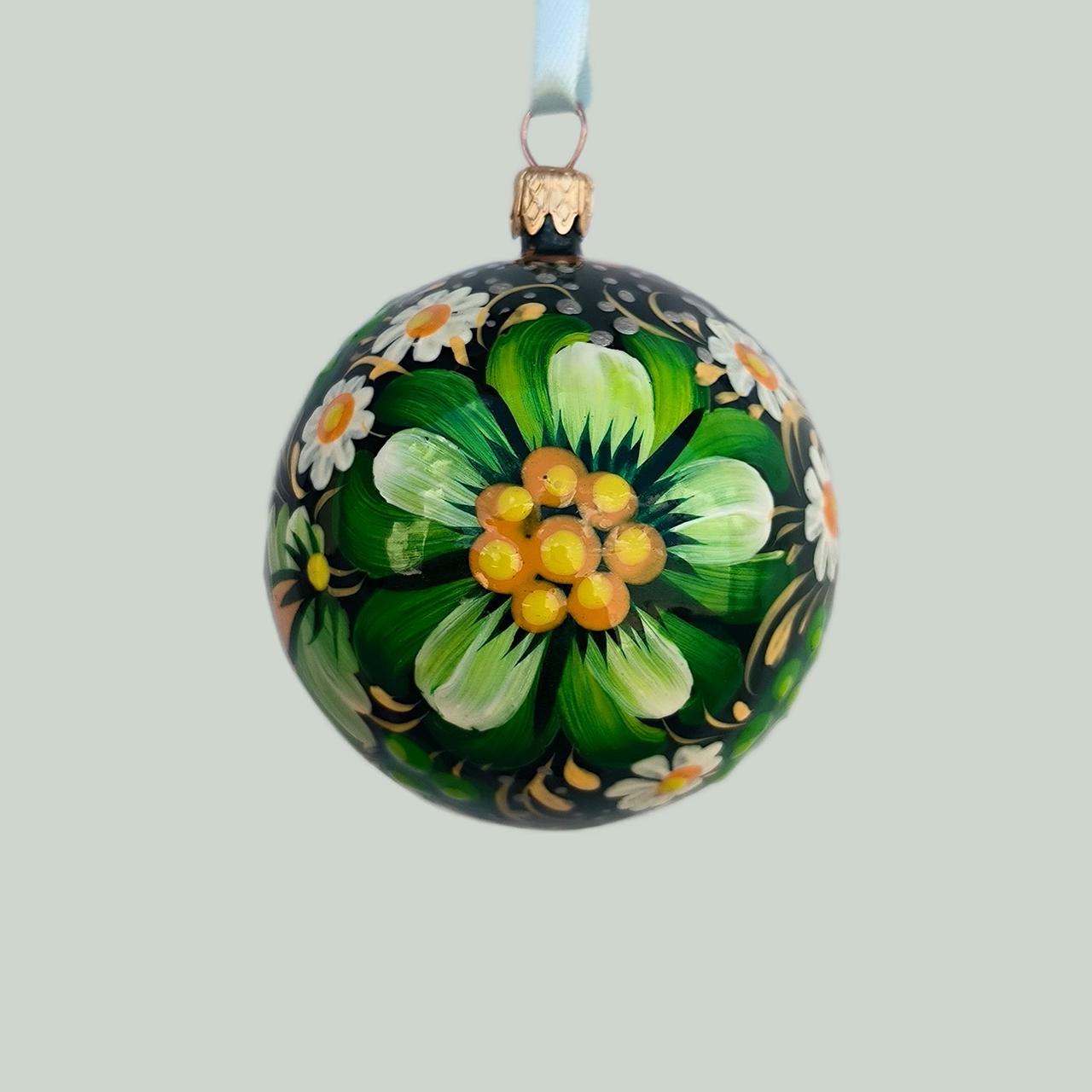Ялинкова куля 6 см. "Зелена, білі квіти" з петриківським розписом, подарункова коробка в комплекті