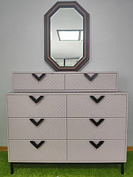 Настінне восьмикутне дзеркало в дерев’яній рамі — класичний стиль