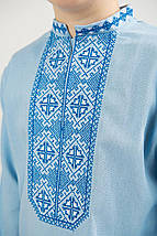 Блакитна вишиванка для хлопчика з синьою геометричною вишивкою комірець стійка розміри 104-164, фото 3
