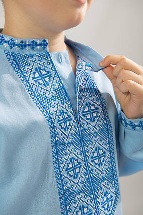 Блакитна вишиванка для хлопчика з синьою геометричною вишивкою комірець стійка розміри 104-164, фото 2