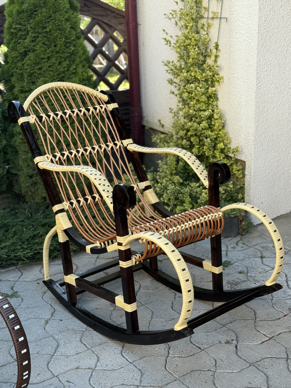 Плетене крісло качалка