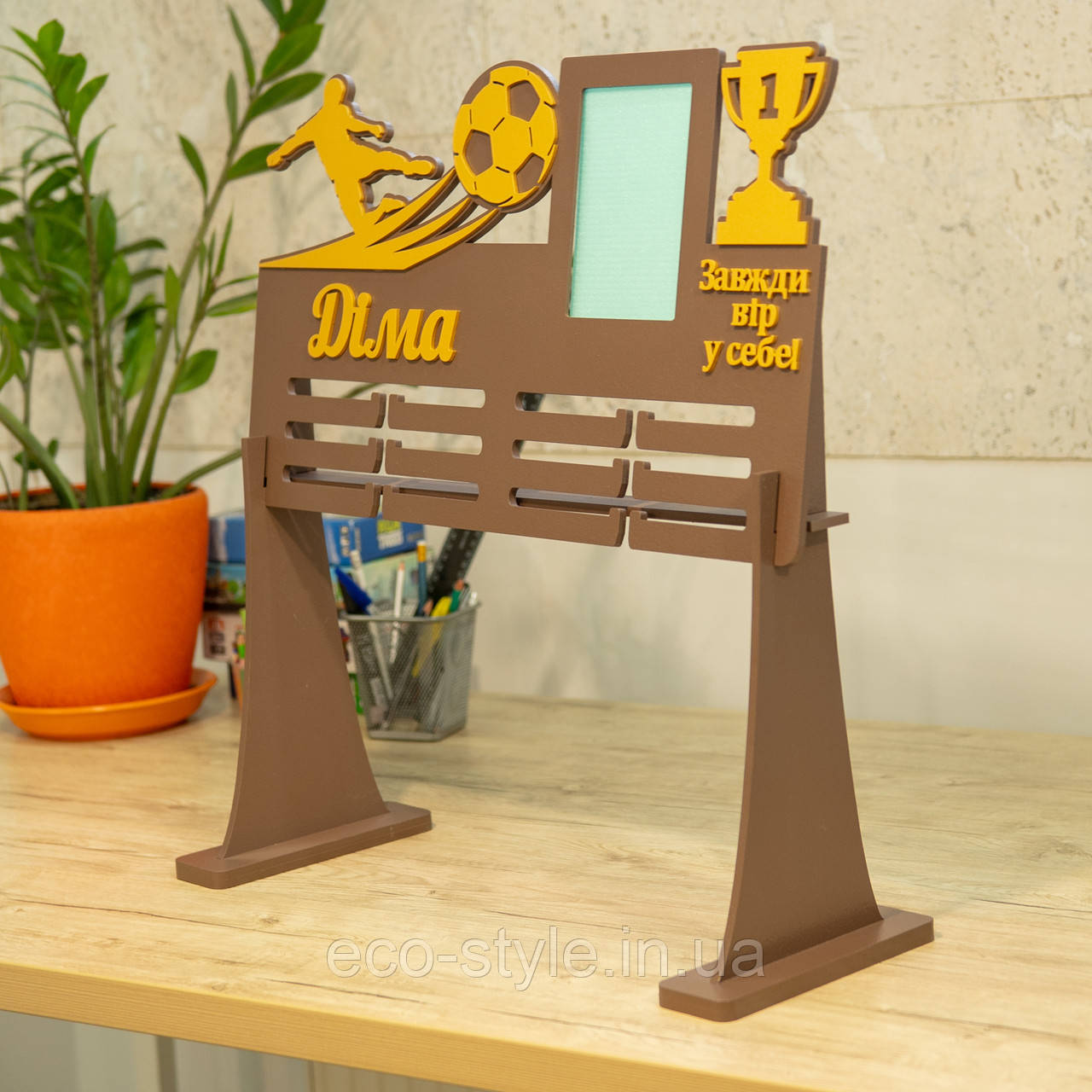 Медальниця на підставці з футболу. Тримач медалей з футболу. Медальниця футболісту. Вішалка для медалей, фото 1
