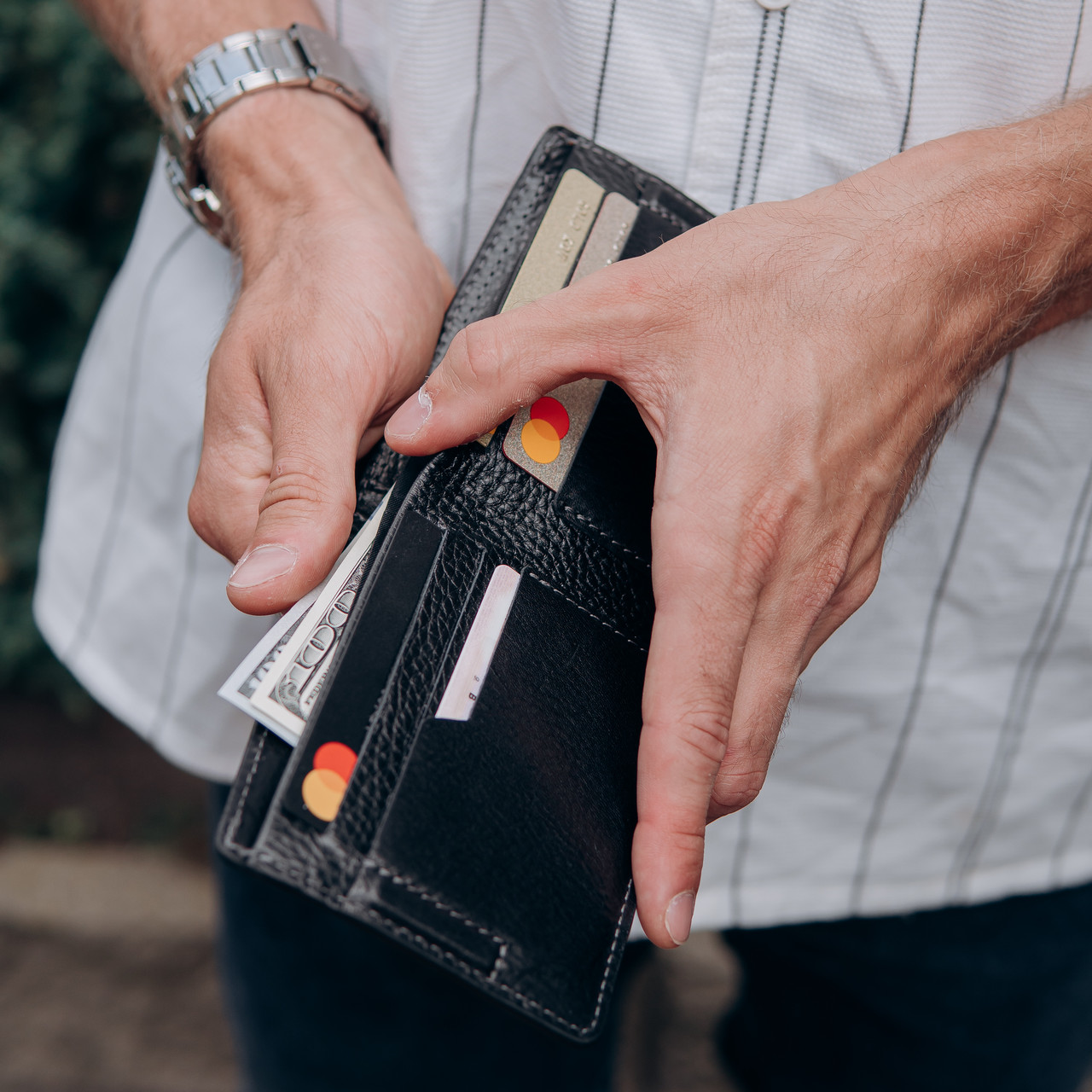 Стильний чоловічий гаманець чорного кольору Grande Pelle клатч з натуральної шкіри з монетницею