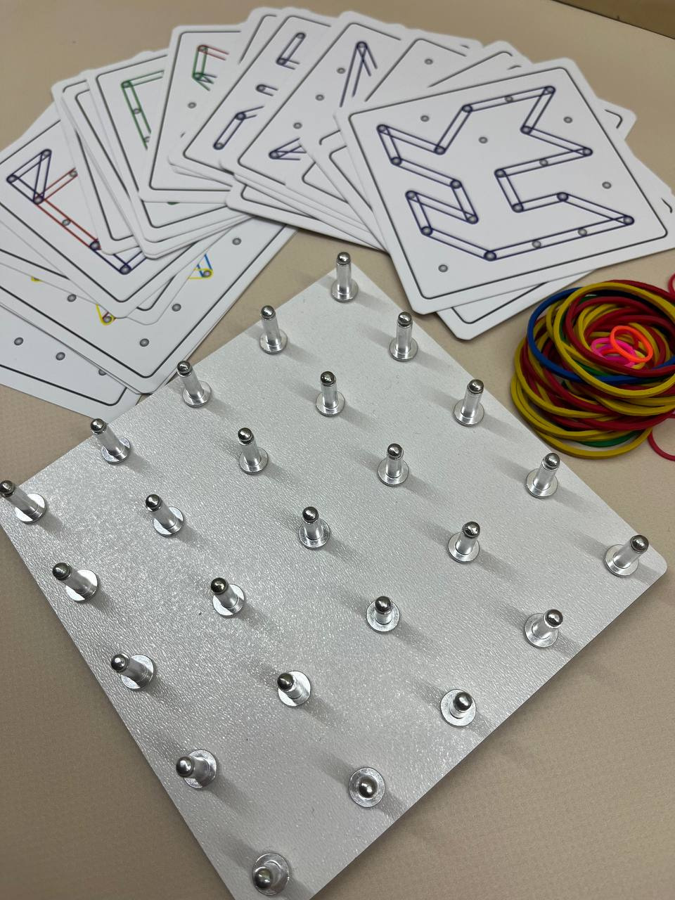 Дерев'яна розвивальна гра "Геоборд", математичний планшет 5х5 кілочків (14х14см), фото 1