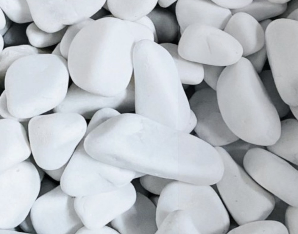 Декоративний камінь — Біла мармурова галька, фракція 20–30 мм, мішок 25 кг