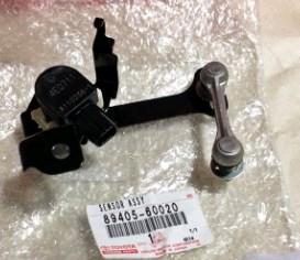 Датчик висоти дорожнього просвіту передній правий Toyota Land Cruiser 200 Lexus LX 570, фото 1