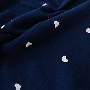 Тканина муслін жатий двошаровий, білі сердечка на синьому (шир.1,35 м) (MS-JAT-2-0096)