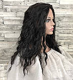 Перука жіноча хвиляста без чубчика чорна 58 см з термоволокна гофре Мауї., фото 4