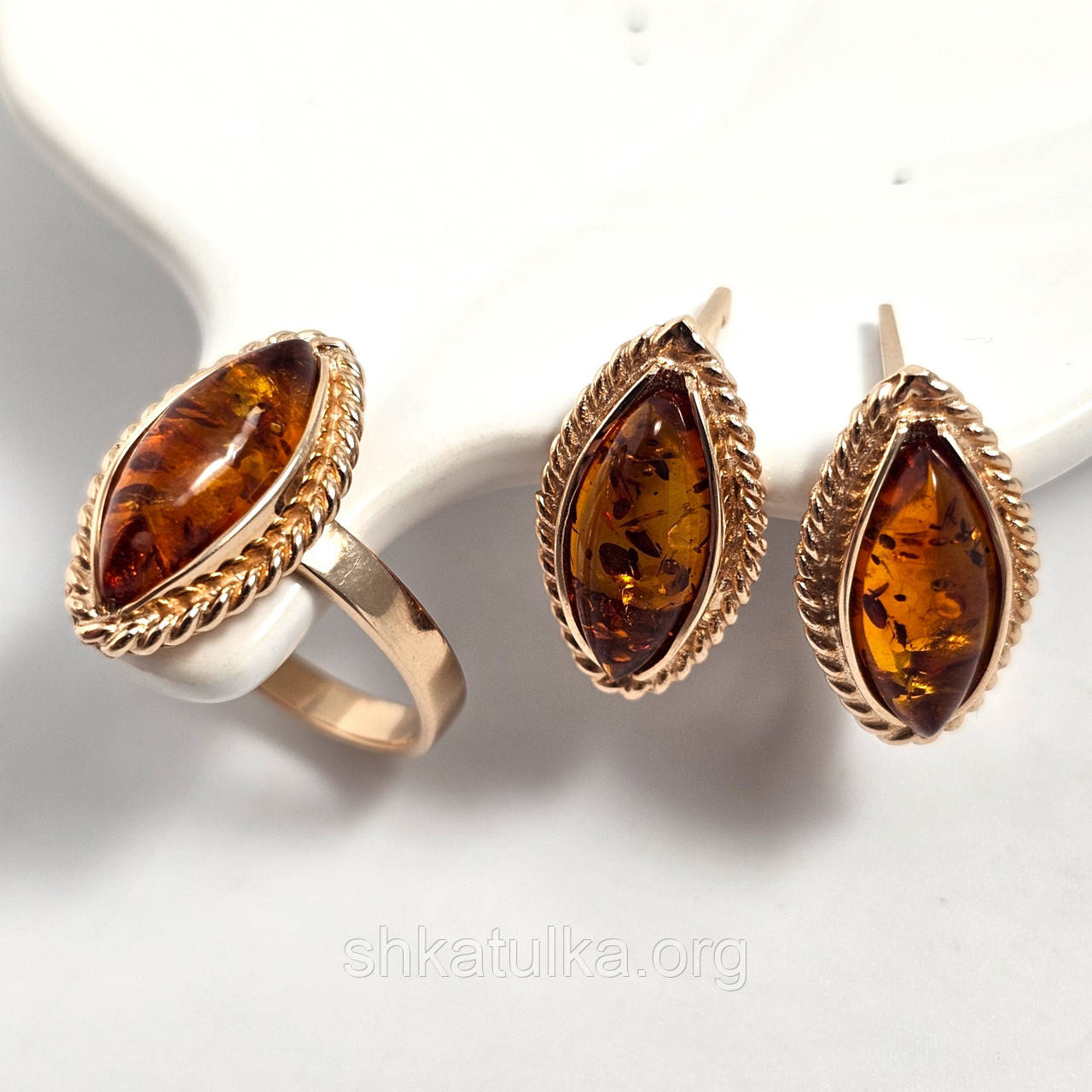 Комплект золотих прикрас з бурштином каблучка та сережки 9.61
