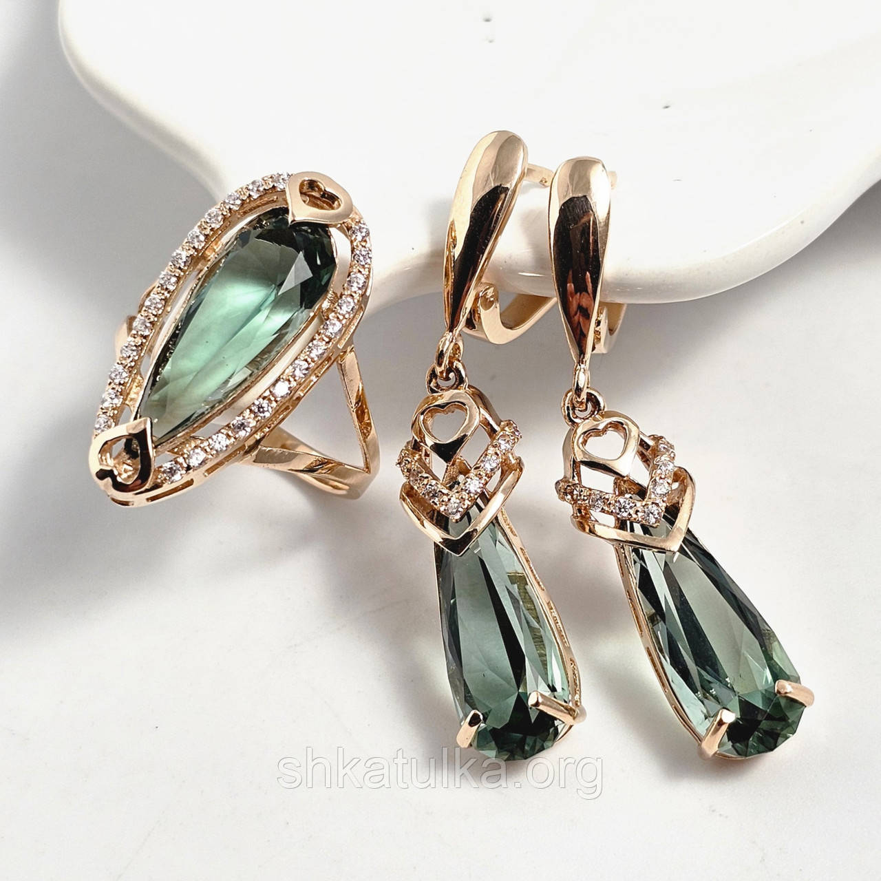 Комплект золотих прикрас з кварцем зеленим крапля та білими фіанітами 13.23