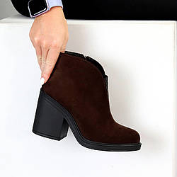Дизайнерські замшеві ботильйони колір гіркий Шоколад на середньому стійкому підборі