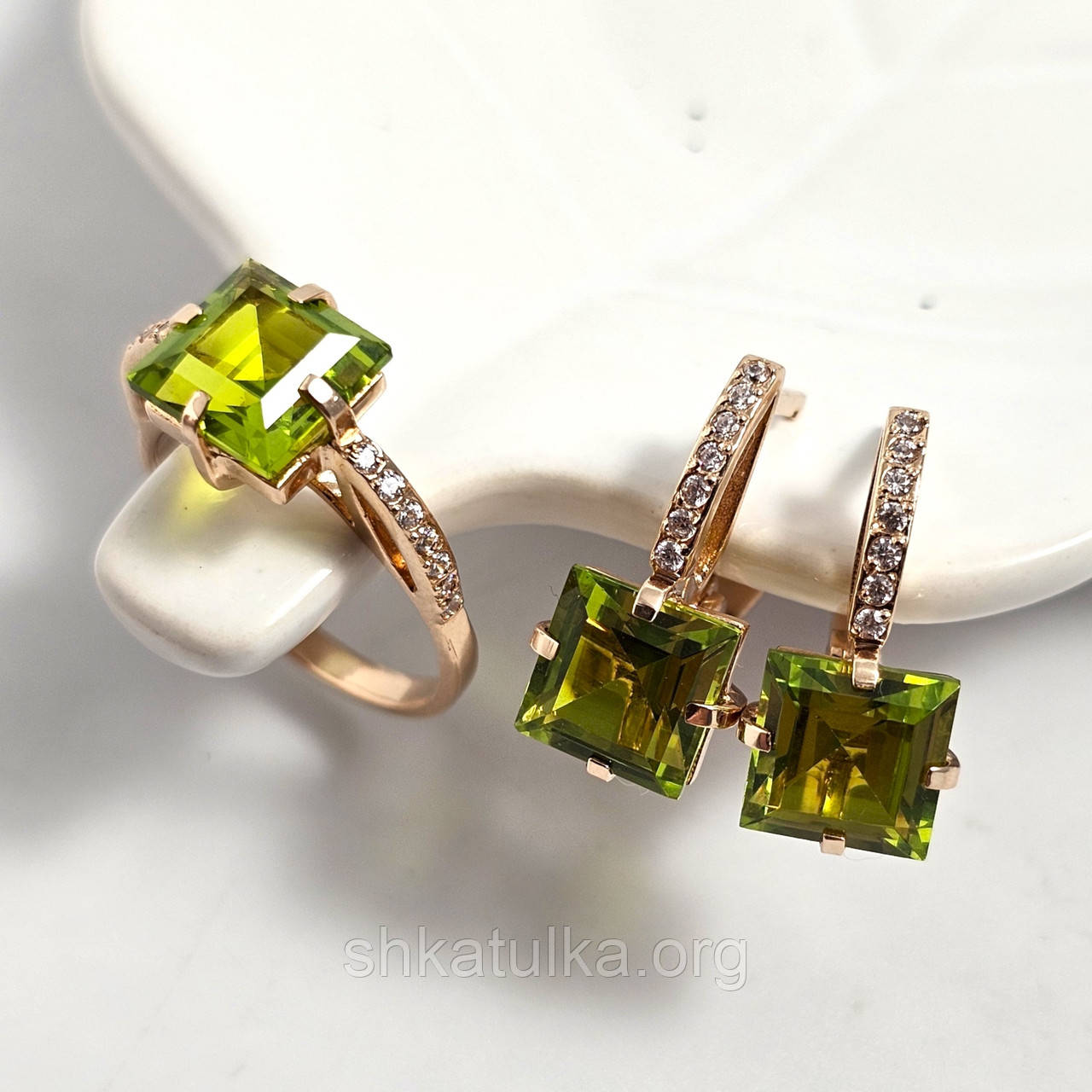 Комплект золотих прикрас з хризолітом зеленим квадратним 8.68
