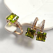 Комплект золотих прикрас з хризолітом зеленим квадратним 8.68